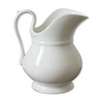 Broc blanc ancien en porcelaine du xixe siècle Broc blanc ancien en porcelaine du xixe siècle