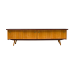 Buffet bas des années 1950 en frêne, surface en formica noir. professionnellement restauré Buffet bas des années 1950 en frêne, surface en formica noir. professionnellement restauré