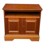 Buffet de style louis philippe en merisier satiné sur roulettes Buffet de style louis philippe en merisier satiné sur roulettes