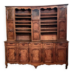 Buffet vaissellier bressan a horloge en noyer et orme poque louis xv