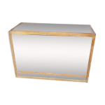 Buffet vintage de commerce entour de miroirs