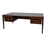 Bureau autoportant en palissandre du milieu du siècle fd 951 modèle diplomat. Bureau autoportant en palissandre du milieu du siècle fd 951 modèle diplomat.