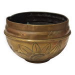 Cache - pot en laiton à motif floral, style art nouveau Cache - pot en laiton à motif floral, style art nouveau