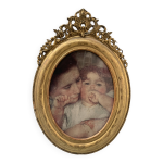 Cadre ovale  fronton en bois et stuc dor, xixme sicle