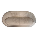 Canap� 2 places en cuir blanc cass� de forme arrondie