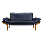Canapé 2 places danois en teck et cuir bleu marine de komfort, années 1970 Canapé 2 places danois en teck et cuir bleu marine de komfort, années 1970