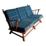 Canap� 3 places en ch�ne style ann�es 50, avec tissu � carreaux vert - bleu et accoudoirs � fuseaux tourn�s. ...