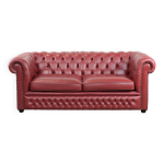 Canap� chesterfield 2, 5 places en cuir anglais de couleur rouge �clatante.