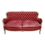 Canap� corbeille style louis xv � dossier mouvement�, en cuir capitonn�