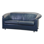 Canap en cuir souple bleu ptrole wittmann, modle aura, conu par paolo piva