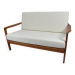 Canapé scandinave deux places, style années 60, teck et bouclé blanc Canapé scandinave deux places, style années 60, teck et bouclé blanc