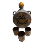 Carafe en faience avec 3 petits verres