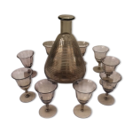 Carafe à liqueur en verre brun et liseré or et 9 petits verres a liqueur vintage Carafe à liqueur en verre brun et liseré or et 9 petits verres a liqueur vintage