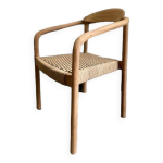 Chaise en bois massif avec assise et accoudoirs tressés Chaise en bois massif avec assise et accoudoirs tressés