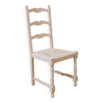 Chaise en bois et paillage cr�me � delphinium �