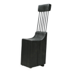 Chaise brutaliste, bois brut teinté noir, acier. travail des années 70 Chaise brutaliste, bois brut teinté noir, acier. travail des années 70