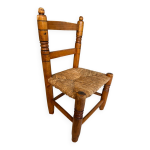 Chaise enfant ancienne, rustique, petite chaise en bois et paille. Chaise enfant ancienne, rustique, petite chaise en bois et paille.