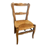 Chaise enfant ancienne, rustique, petite chaise en bois et paille. Chaise enfant ancienne, rustique, petite chaise en bois et paille.
