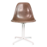 Chaises en fibre de verre marron  la fonda  de charles & ray eames pour herman miller