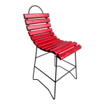 Chaise � lattes en bois peint en rouge avec structure en m�tal noir style bistro industriel moderne
