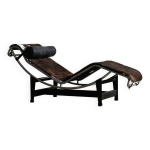 Chaise longue cassina lc4 en peau de poney par le corbusier et charlotte perrian