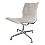 Chaise pivotante ea 107 en chrome et maille d'air par charles & ray eames pour vitra 2001 Chaise pivotante ea 107 en chrome et maille d'air par charles & ray eames pour vitra 2001