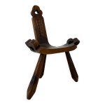 Chaise trépied espagnole brutaliste en chêne sculpté à la main, années 1970 Chaise trépied espagnole brutaliste en chêne sculpté à la main, années 1970