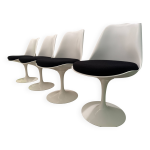 Chaise tulipe knoll blanche avec galette tissu noir.