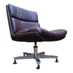 Chauffeuse pivotante en cuir ann�e 70 design italie