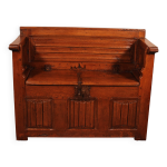 Coffre banc en ch�ne panneaux et �l�ments gothiques incorpor�s