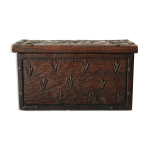 Coffre en bois sculpt bas reliefs artisanal xxme