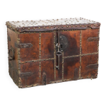 Coffre - fort ancien du xviie siècle recouvert de cuir avec la clé d'origine et une excellente patine ... Coffre - fort ancien du xviie siècle recouvert de cuir avec la clé d'origine et une excellente patine ...