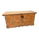 Magnifique coffre de mariage ancien en bois sculpté Magnifique coffre de mariage ancien en bois sculpté