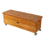 Coffre de rangement unique comme armoire de rangement et banc