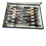 Coffret de 12 couteaux � fromage ou dessert anciens . acier et corne bovine