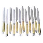 Coffret de 12 couteaux de table anciens en inox et corne bovine