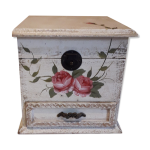 Coffret à bijoux en bois peint patiné décor roses, à 2 compartiments Coffret à bijoux en bois peint patiné décor roses, à 2 compartiments