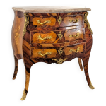 Commode d'époque louis xv en marqueterie de bois de rose Commode d'époque louis xv en marqueterie de bois de rose