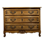 Commode galbée de style louis xv en bois massif a patine claire Commode galbée de style louis xv en bois massif a patine claire