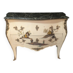 Commode galb�e de style louis xv � d�cor de chinoiseries