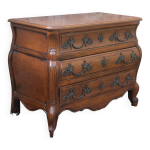 Commode galbe de style louis xv dite tombeau