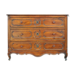 Commode en noyer d'�poque xviii�me