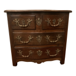 Commode provinciale en noyer massif xviii sicle