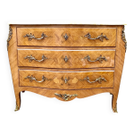 Commode de style louis xv en marqueterie, xxme s.