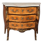 Commode de style louis xv avec placage de bois de rose, montures en bronze dor� et dessus en marbre.