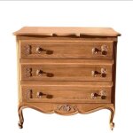 Commode style louis xv rnove - bois et couleur nude