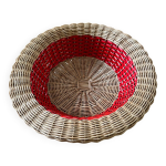 Corbeille en rotin et liseret rouge