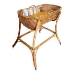 Couffin vintage en rotin sur support Couffin vintage en rotin sur support
