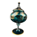 Coupe dcorative en verre bleu maill et dor, cabochons rouges