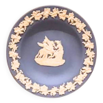 Coupelle wedgwood jaspe bleu motif pgase en relief 11 cm